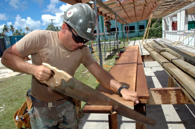 menuisier-CASTILLON-min_worker_construction_building_carpenter_male_job_build_helmet-893290